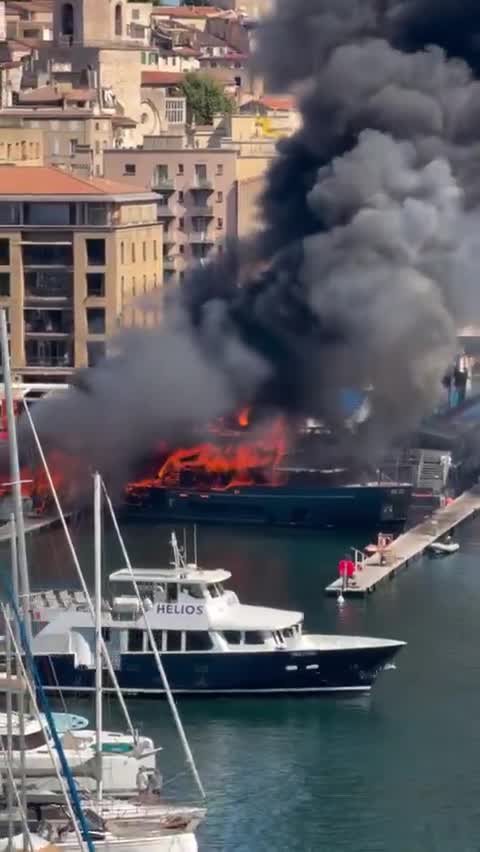 MARSEILLE : Incendies de bateaux dans le Vieux-Port de Marseille, amarrés devant l’hôtel de ville. Une quinzaine de personnes sont blessées, deux bateaux ont coulé.