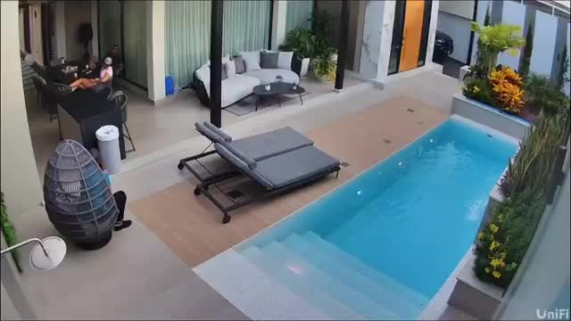 Enregistrement CCTV du séisme jumeau au Venezuela à La Guaira, Venezuela (24/6) Montre un seiche sismique dans la piscine formant comme l'impact de grandes vagues En raison de la force du séisme.