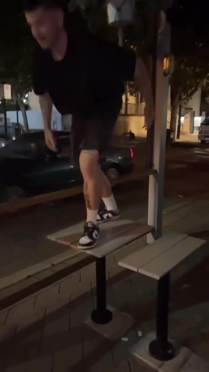 Les pieds sur la table : expression de confiance et d'autorité.