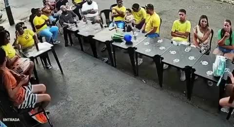Un adolescent de 16 ans vole la voiture de ses parents et percute des supporters dans un bar après avoir perdu le contrôle du véhicule durant le match Brésil-Norvège. 4 blessés.