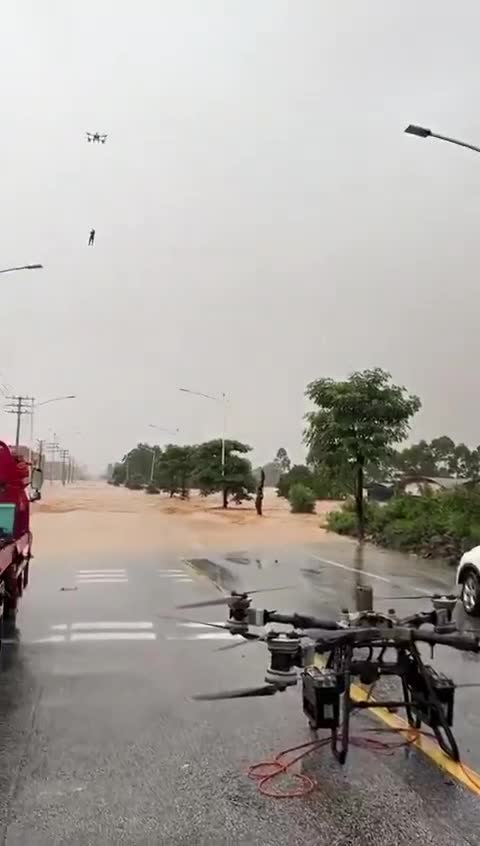 Des drones sont utilisés pour secourir des habitants piégés par les inondations qui frappent le sud-est de la Chine.
