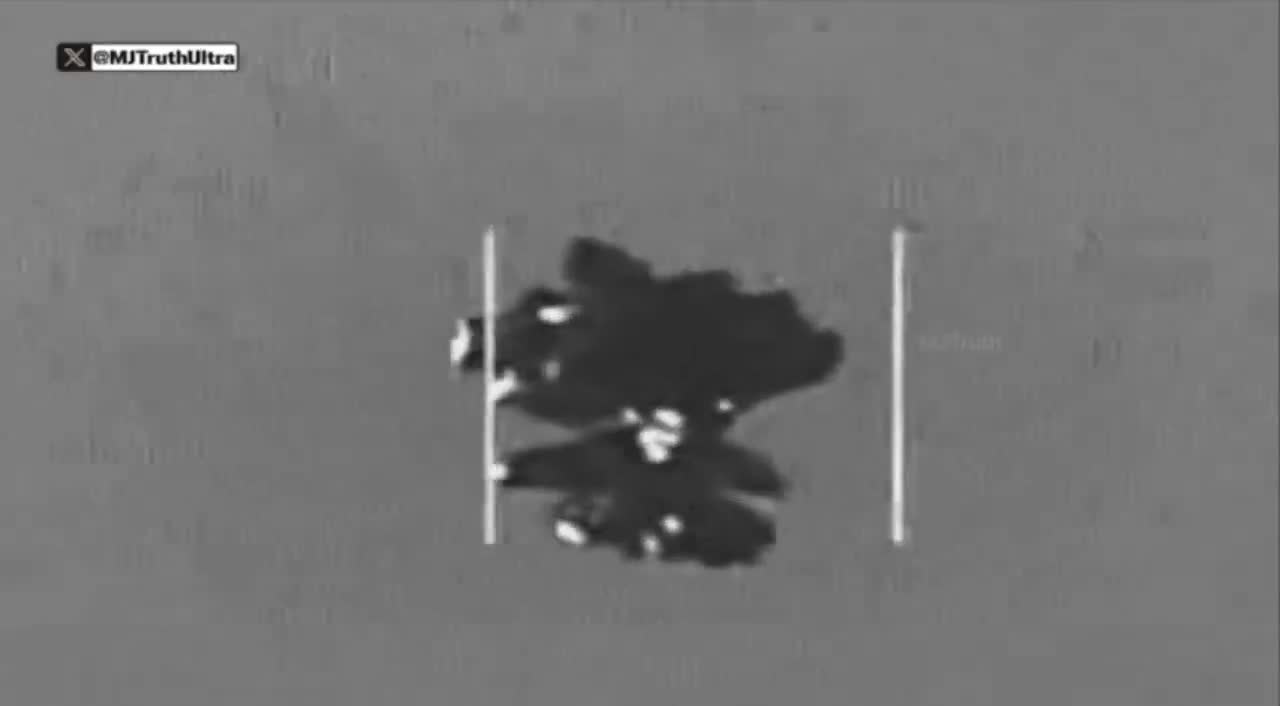 Le Pentagone a publié un quatrième lot de vidéos sur les OVNI, incluant ce que les responsables décrivent comme les images les plus nettes à ce jour , un grand objet à 2 niveaux capturé par un capteur infrarouge en 2020