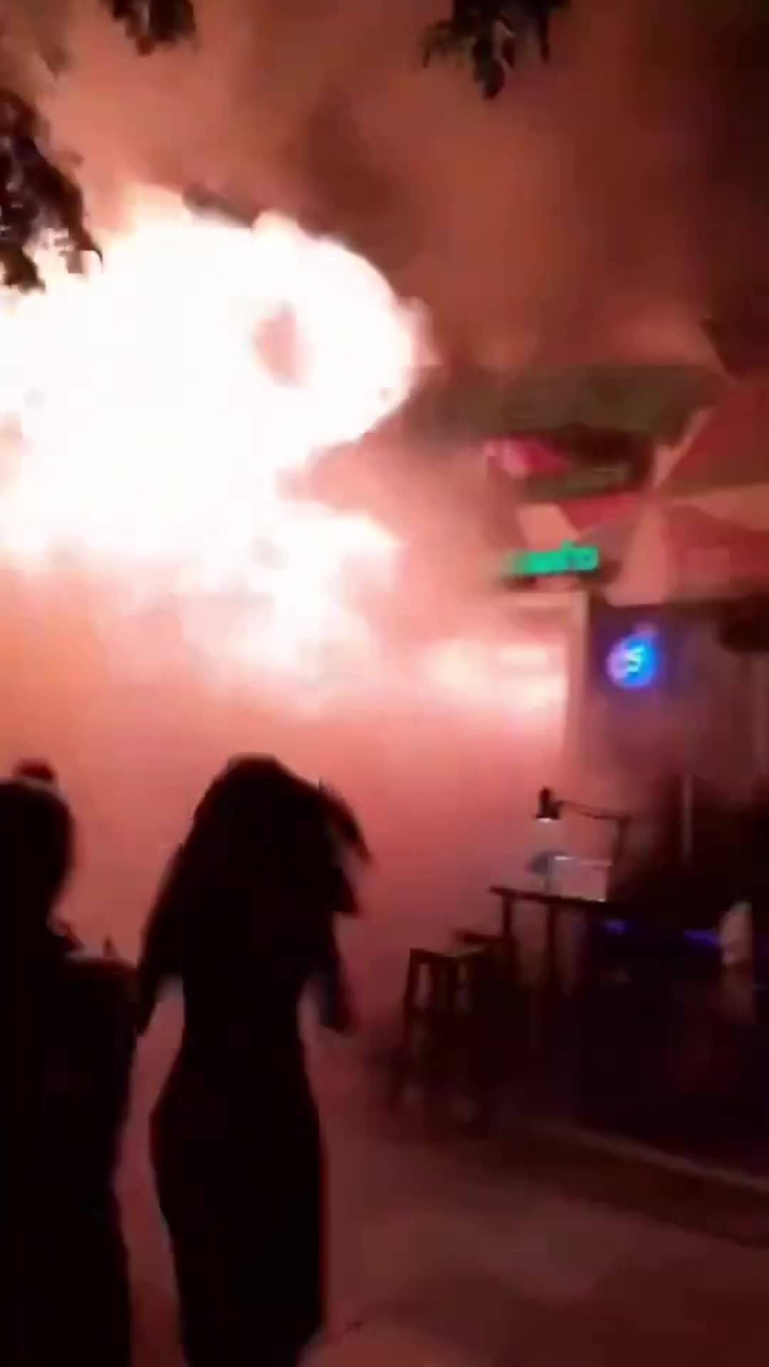 Incendie dans un pub sur Lat Phrao Road à Bangkok dans le district de Chatuchak