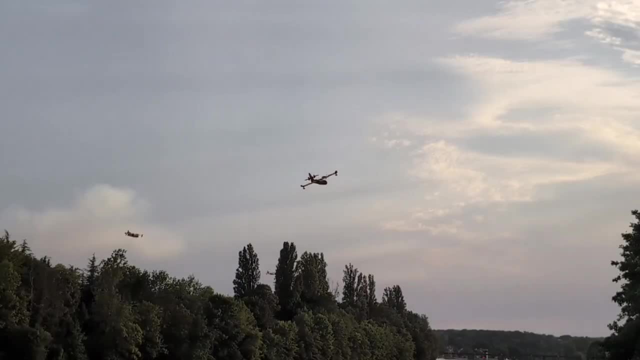 Ravitaillement de 4 Canadair dans la Seine (Fontainebleau)
