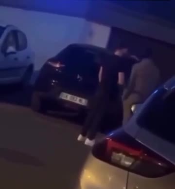 La claque résonne encore.