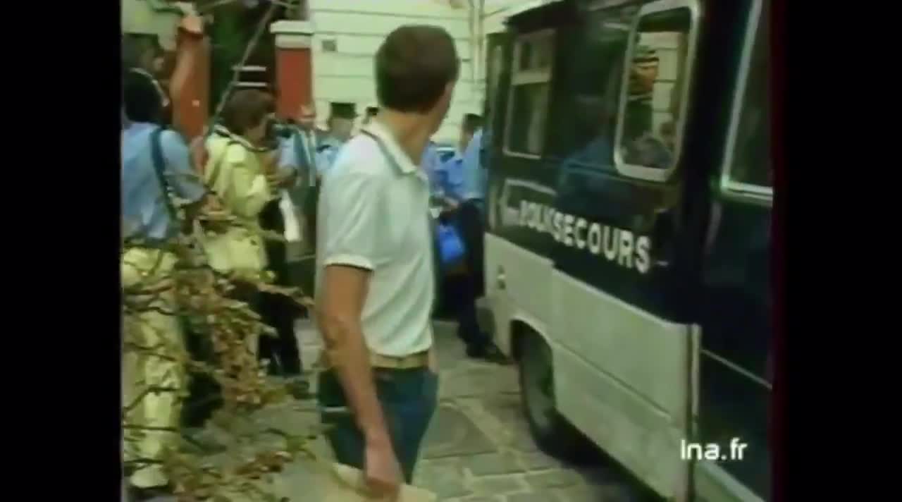 16 juillet 1982, 15h, Patrick Dewaere rentre chez lui dans le 14ème au lieu d'aller à son entrainement de boxe, prend sa carabine 22 long rifle que Coluche lui avait offert, s'installe devant le miroir de sa chambre et se tire une balle dans la bouche.