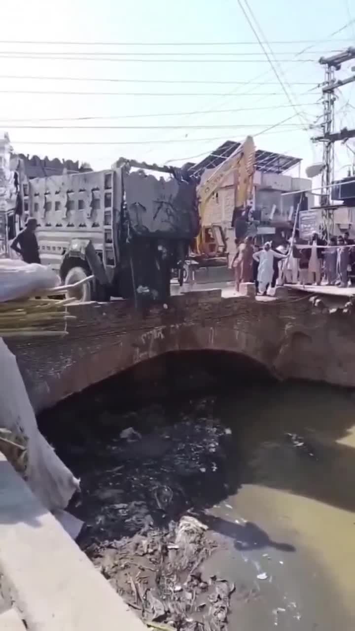 Merci à tous de payer votre Malus Ecologique pour vos Dacia....Et pendant ce temps au Pakistan