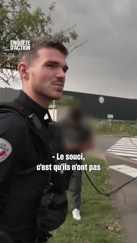 Tout juste contrôlés par la police, encore présente sur les lieux, des Gitans continuent leurs branchements : "On vole l'eau, le courant, on ne paye rien, on chourave tout. Les gens du voyage, c'est (sic) les plus heureux"