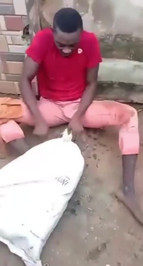 Le voleur se fait prendre et on lui dit de vider son sac.