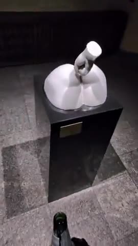 L'art a ce pouvoir de mettre parfois le doigt là où il ne faut pas