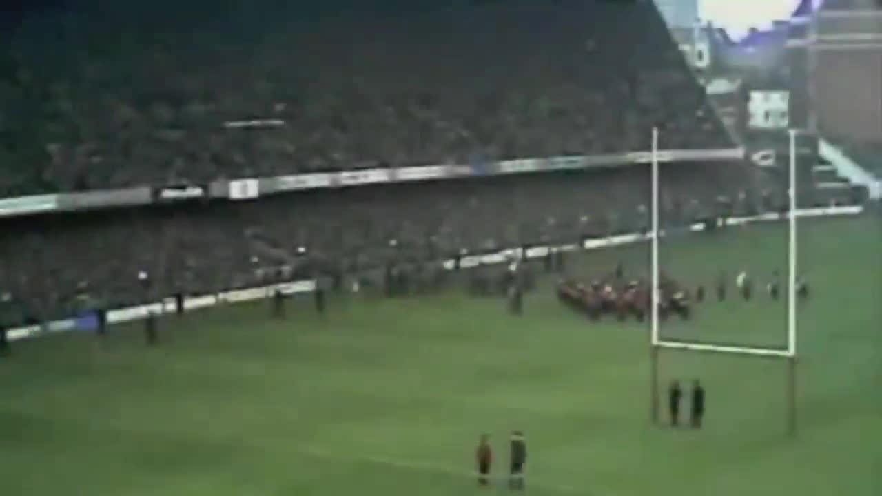 Le Haka des néo-zelandais en 1973. On mettrait "Aller viens boire un ptit coup à la maison" de Licence IV en fond sonore ce serait pareil.