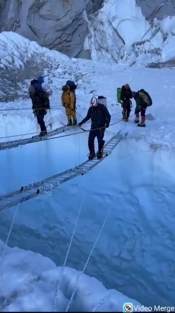 Traversée d'une crevasse au mont Everest