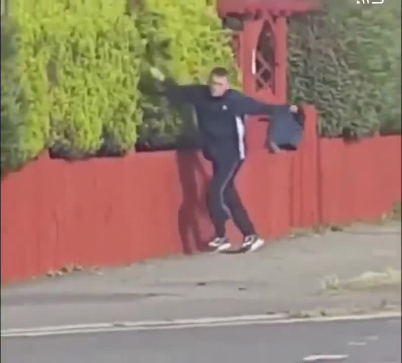 Celui qui a mis du son sur cette vidéo est le chauffeur du bus pour l'enfer...