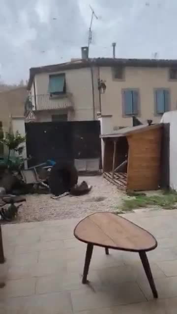 Pomas, dans l'aude. Très proche du centre de la tornade.
