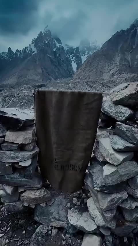 Des gogues pakistanais. Ca doit être bien de chier face aux éléments quand même.