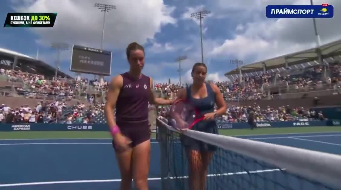 Éliminée au premier tour de l’US Open par Emma Navarro, la Française Loïs Boisson détruit sa raquette pendant que l’Américaine célèbre sa victoire.