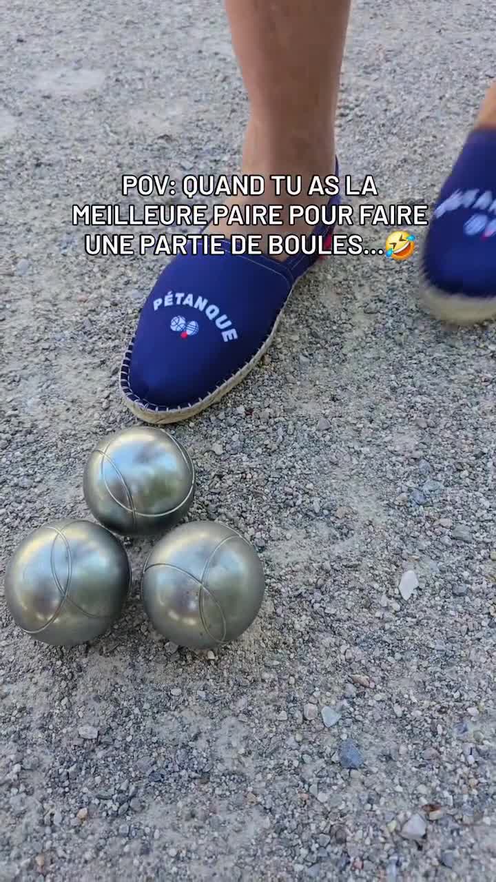 Des espadrilles aimantées pour ramasser les boules de pétanque. Et avec un bonus.