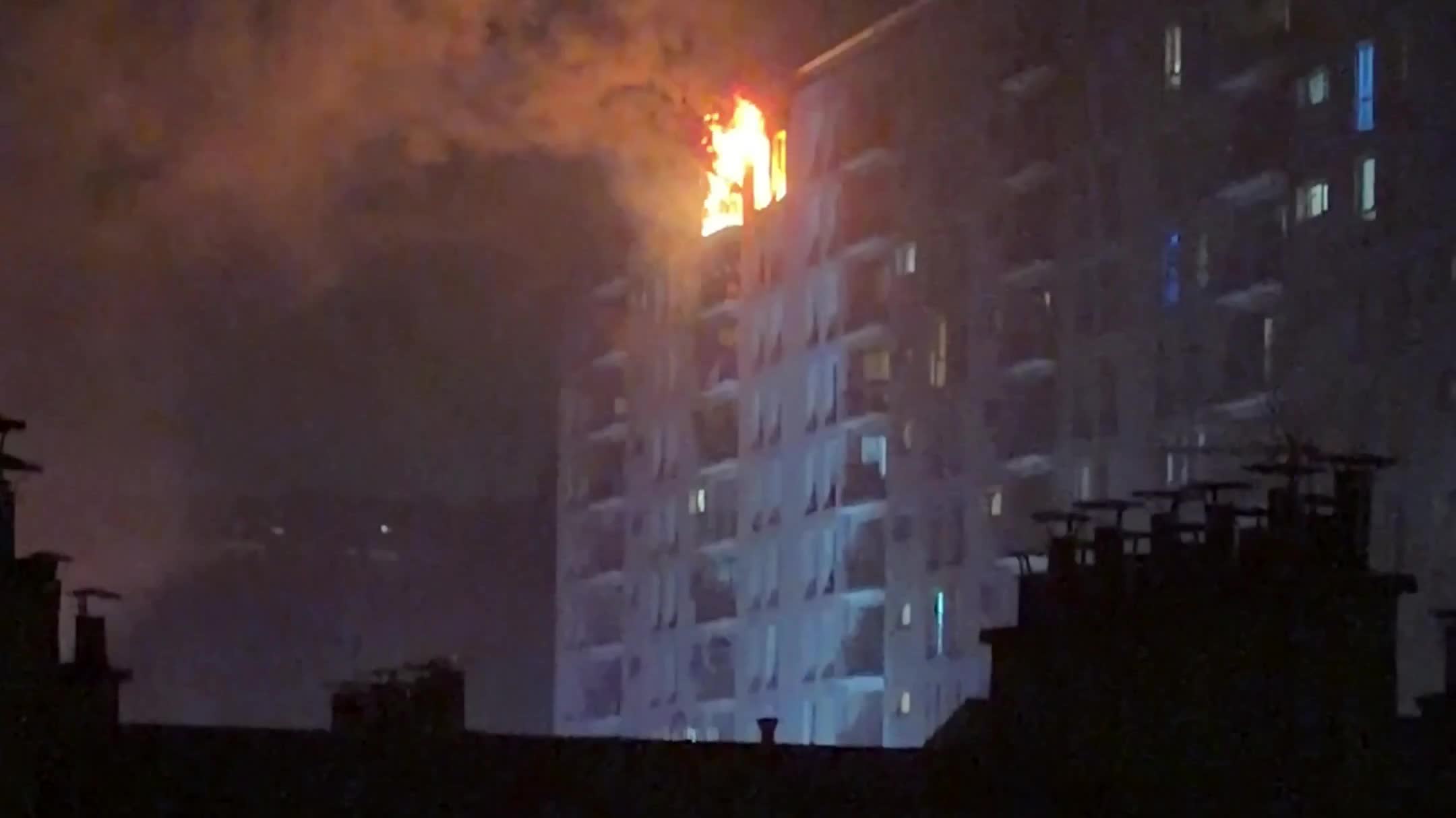 Paris 20ème : un violent incendie ravage un appartement où un impressionnant stock de mortiers d'artifice était stocké pour un mariage.  Une centaine de résidents de l'immeuble HLM géré par Paris Habitat évacués.