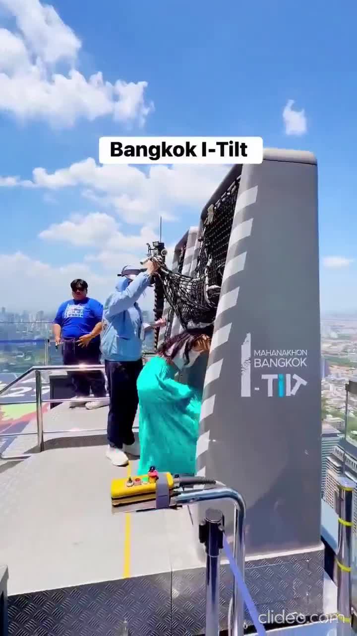 Gratte-ciel à Bangkok où ils te penchent dans le vide à 296 mètres du sol. JA-MAIS !!!