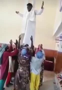 Sont toujours très démonstratifs ces africains, ici l'ascension: