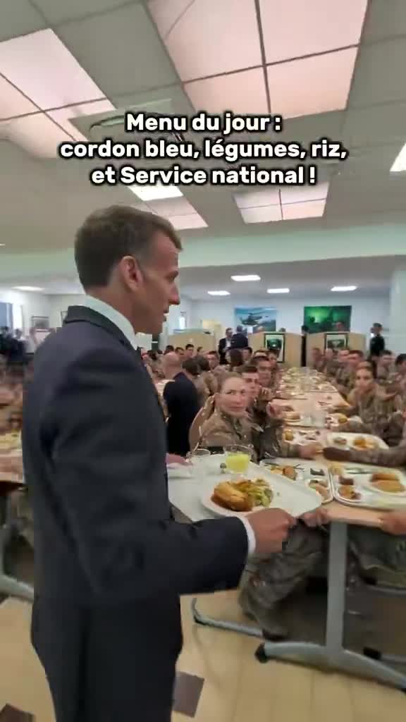 Quand personne ne te laisse une place à la cantine.
