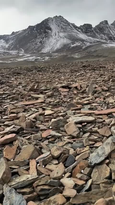Juste la simple féerie de grêlons tombants sur un sol rocheux