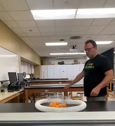 Le principe de Bernoulli énonce que, pour un fluide en écoulement, une augmentation de la vitesse s'accompagne d'une diminution de la pression