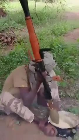 Un rebelle a été filmé en train de préparer du Tuwo dans la brousse utilisant un lanceur de RPG comme cuillère
