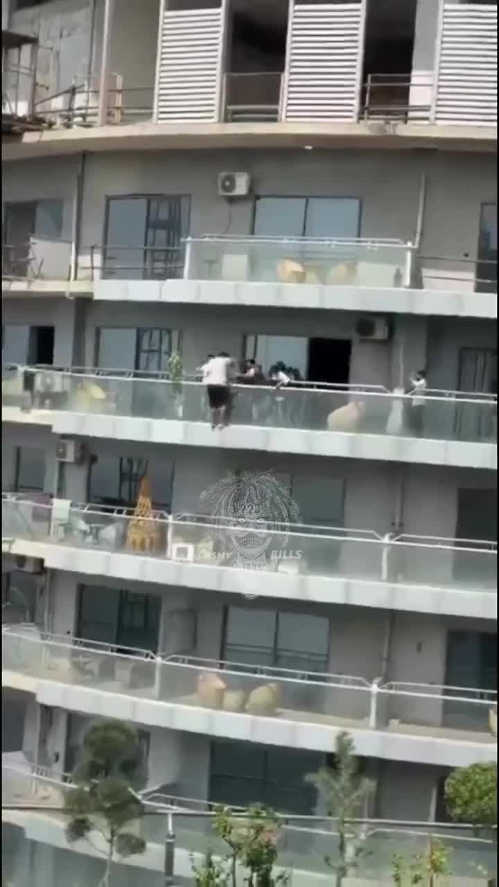 Quand un indien évite les trains et les transfos.