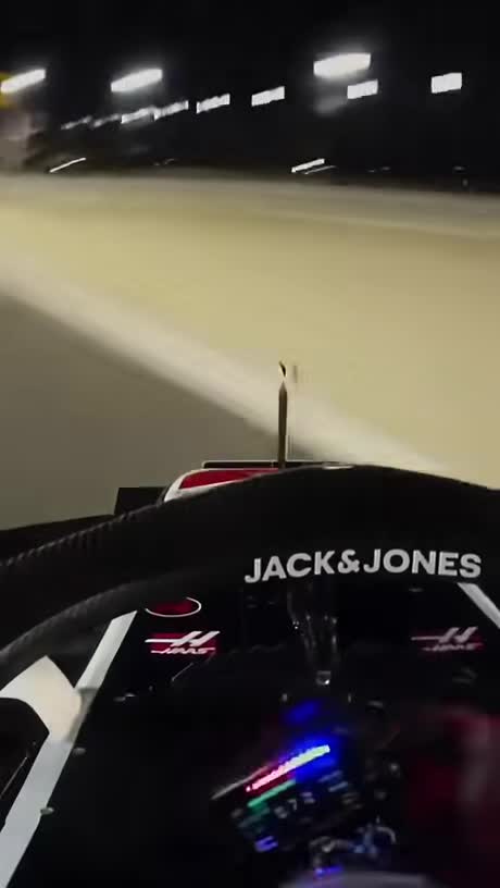 Romain Grosjean tel un Phoenix