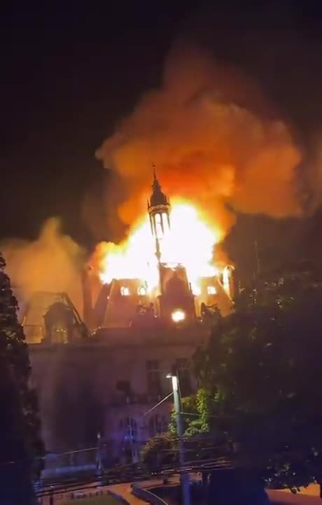 Le beffroi de la Mairie de Limoges qui succombe aux flammes (sous les huées)