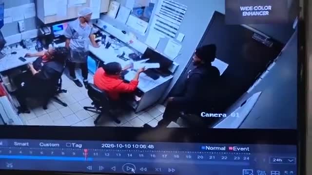 Dans un magasin Boxer, à Eshowe, en Afrique du Sud, un employé aurait abattu trois managers femmes après avoir reçu la décision de licenciement via une procédure disciplinaire.