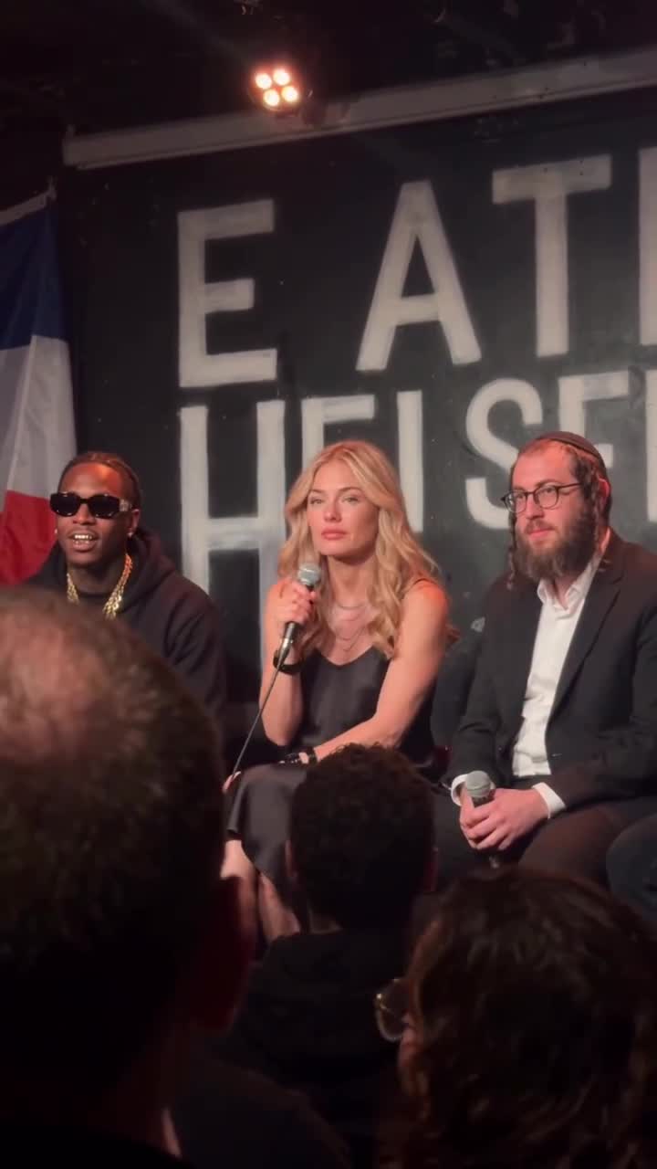 C'est l'histoire d'un noir, une blonde et un juif qui montent sur scène...