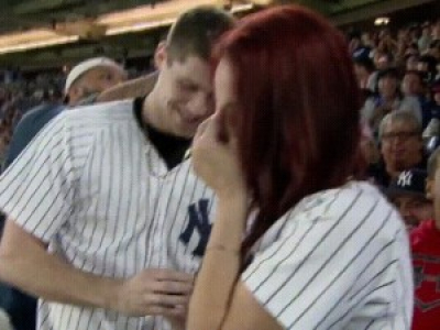 Il fait sa demande en mariage pendant un match de baseball, mais la bague a disparu 