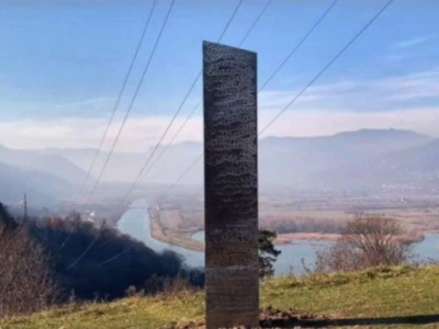 Et donc, le monolithe à réapparu... en Roumanie ! 