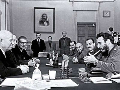 Fidel Castro fumant un cigare et portant deux montres Rolex lors d'une rencontre avec Khrouchtchev, 1963