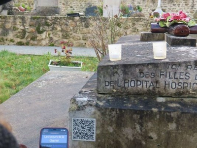 Dans ce cimetière des Yvelines, des QR codes sur les tombes racontent l’histoire des défunts.
