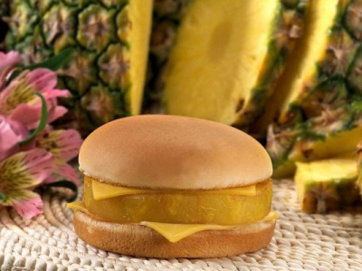 Le Hula Burger, un burger au fromage et à l'ananas que McDonald's a introduit à Hawaï dans les années 1960