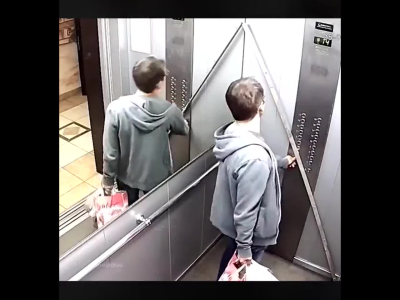 Pendant ce temps dans l'ascenseur