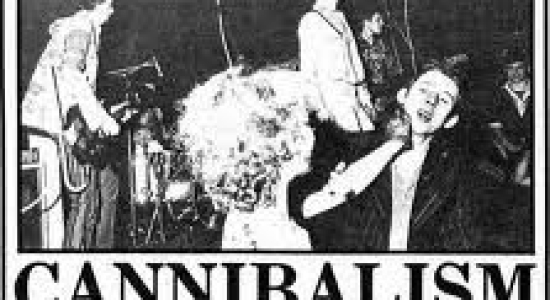Mac Gowann concert The Clash en 1976. A 19 ans, sa compagne de la soirée est si intoxiquée qu'elle arrache avec ses dents le lobe d'oreille de Shan. Un photographe immortalise la scène. La photo fait la une des journaux de l'époque sous le titre &quot;Cannibalisme au spectacle de The Clash&quot;.