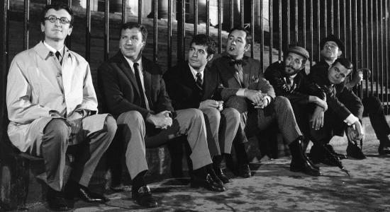 Claude Rich, Pierre Mondy, Guy Bedos, Philippe Noiret, Jacques Balutin, Michael Lonsdale et Christian Marin, sur le tournage du film Les Copains d'Yves Robert en 1964