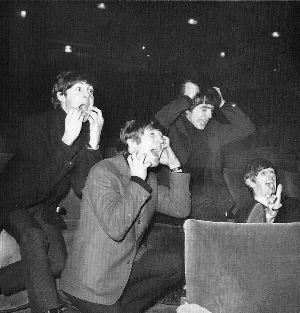 Les Beatles qui imitent leurs groupies