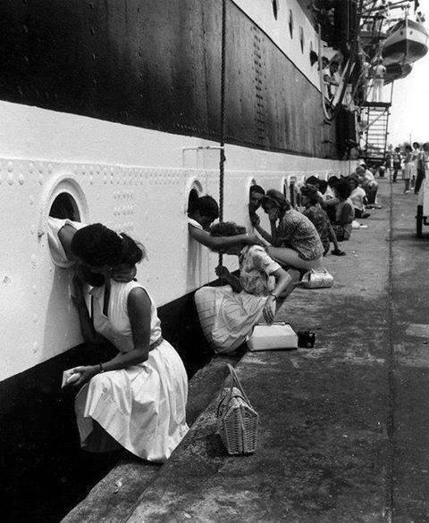 [1963] Des femmes disent au revoir à leurs maris marins de la Navy 
