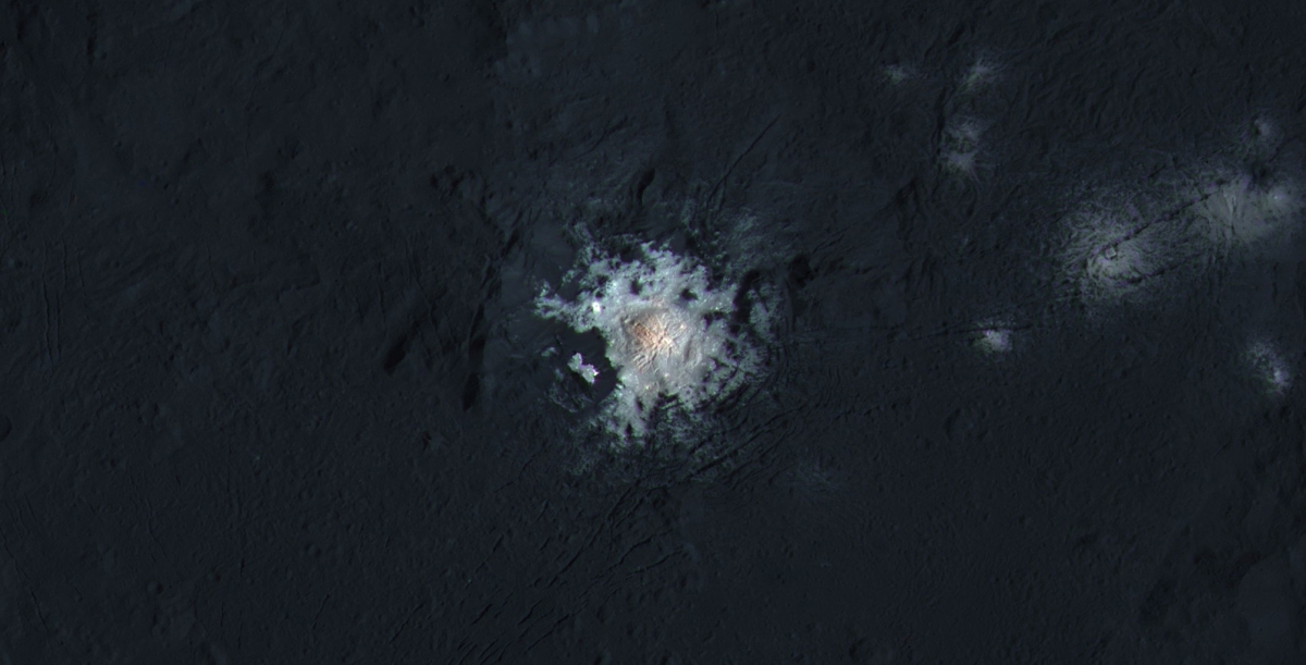 Une photo couleur du cratère de Ceres - Dawn Spacecraft