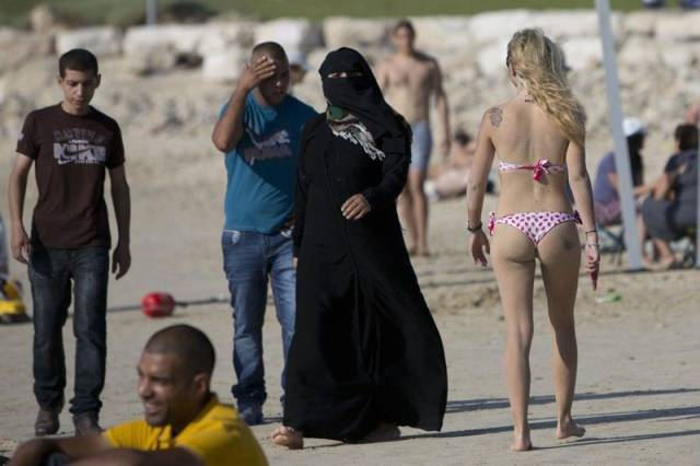 C'est la burqa la plage aou tcha tcha tcha ......