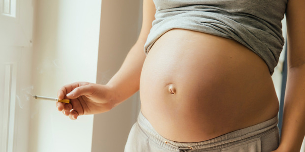 Les ados enceintes (en Australie) se mettent à fumer par peur de l'accouchement 