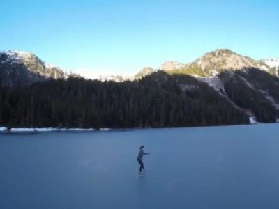 Séance de patinage sur un lac gelé de Colombie-britannique - CANADA