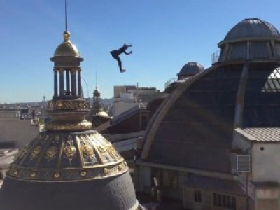 L’acrobate des toits de Paris