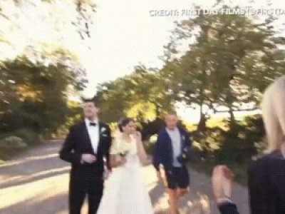 Tom Hanks s’incruste pendant les photos d'un mariage. 