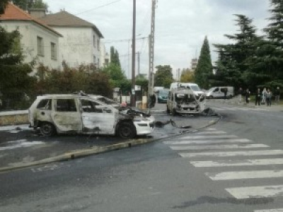 Deux voitures de police attaquées au cocktail Molotov, deux policiers blessés